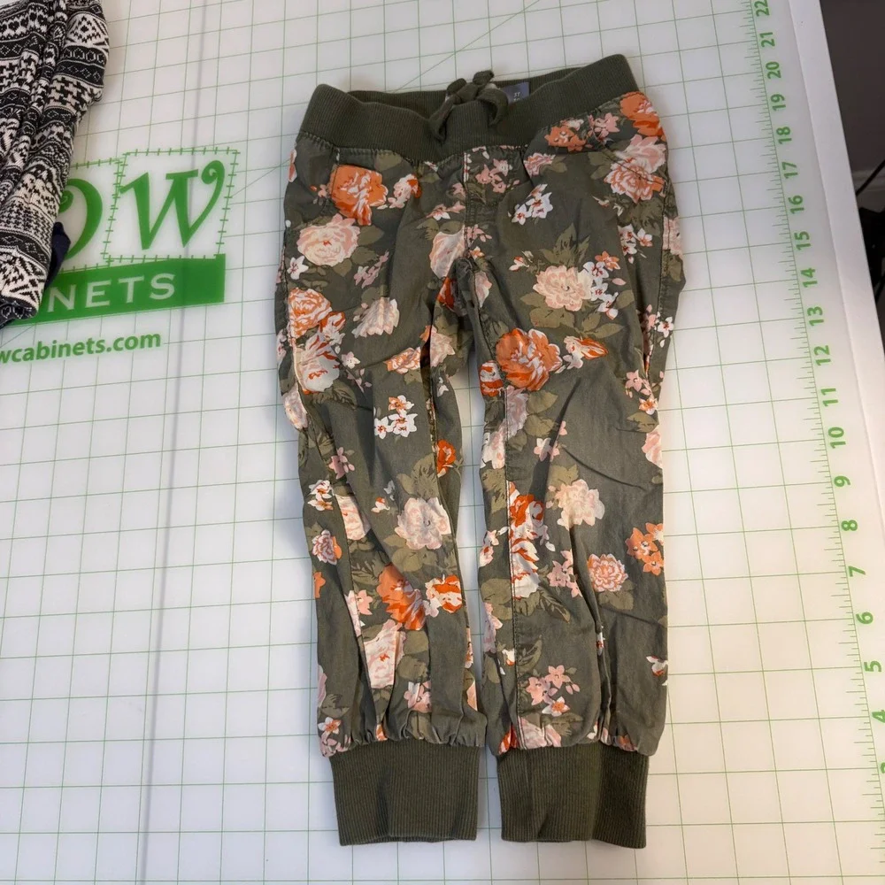 Old Navy pairs pants